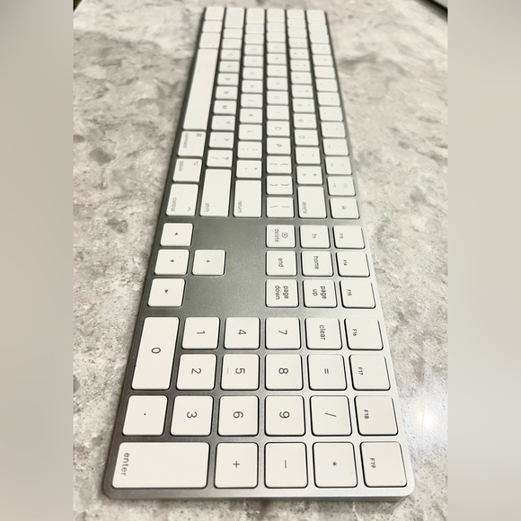 Apple Magic Keyboard with Numeric Keypad - Picture 3 of 10